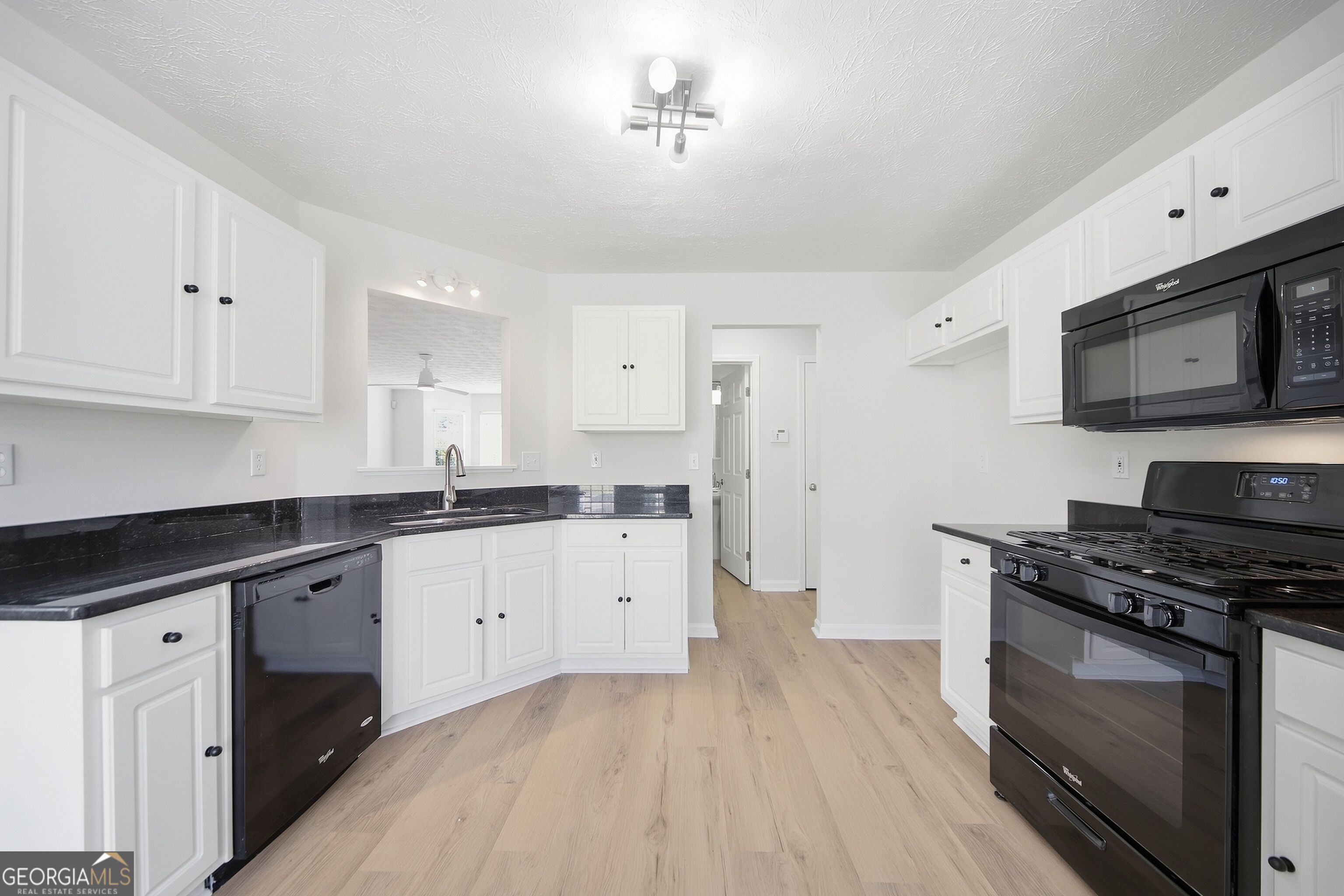 2479 Feathertree Lane Property Photo 3