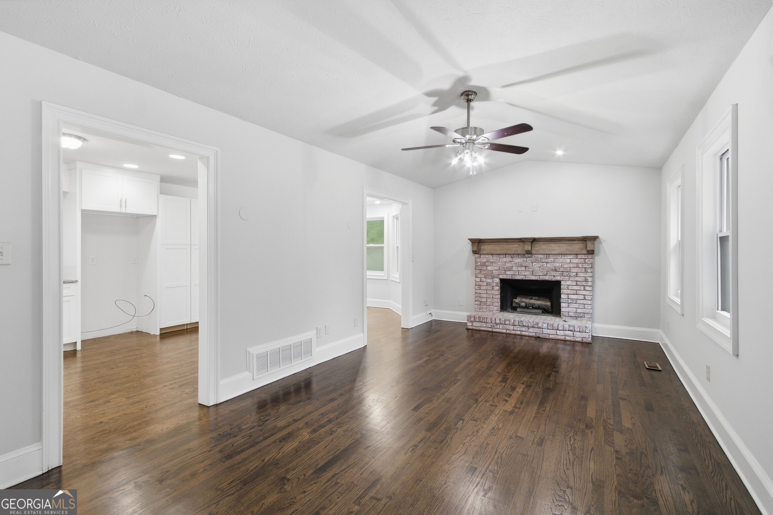 3240 Valley View Street Property Photo 6