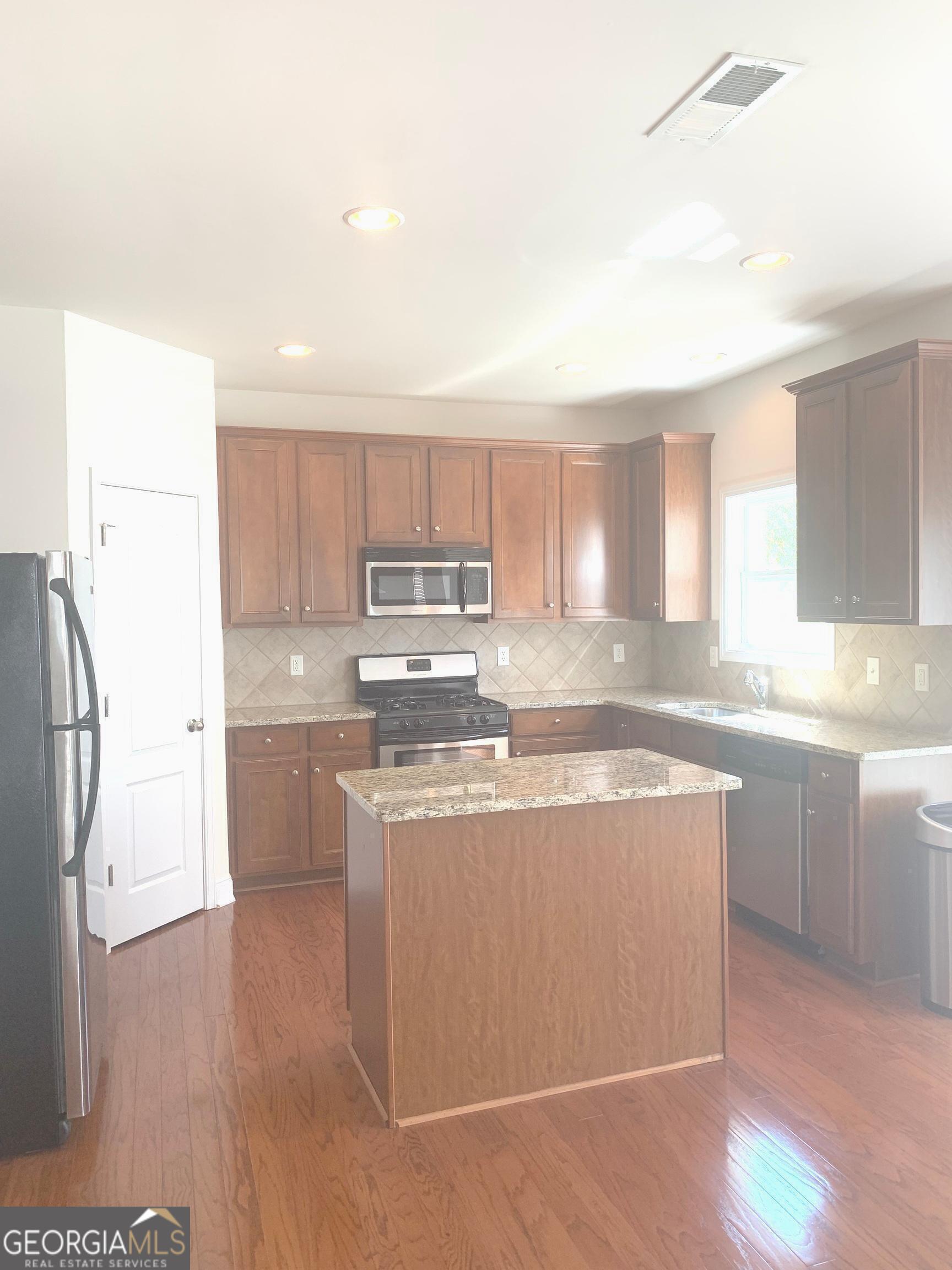 2118 Water Mill Court Property Photo 7