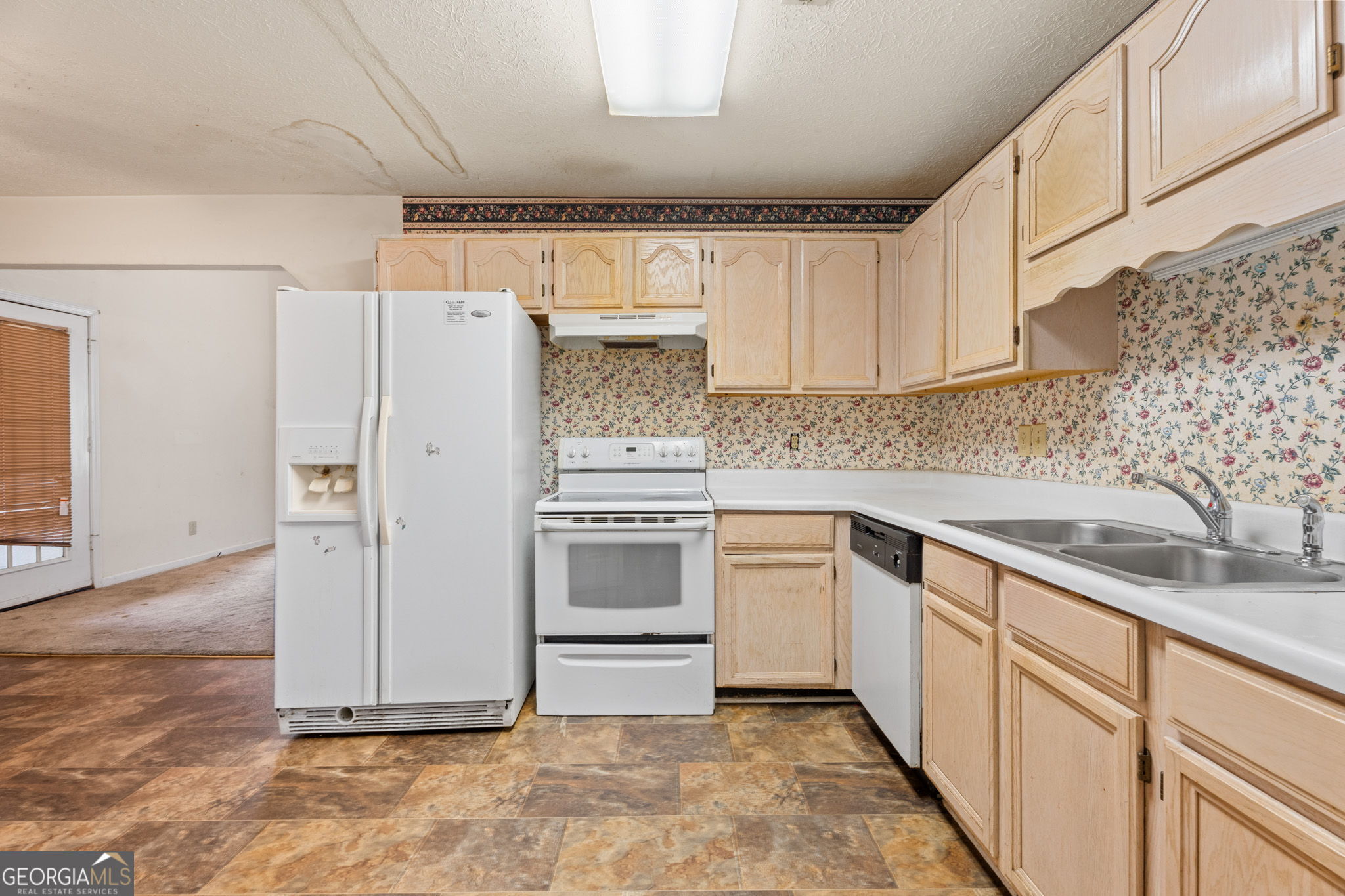 8 Oak Street Property Photo 9