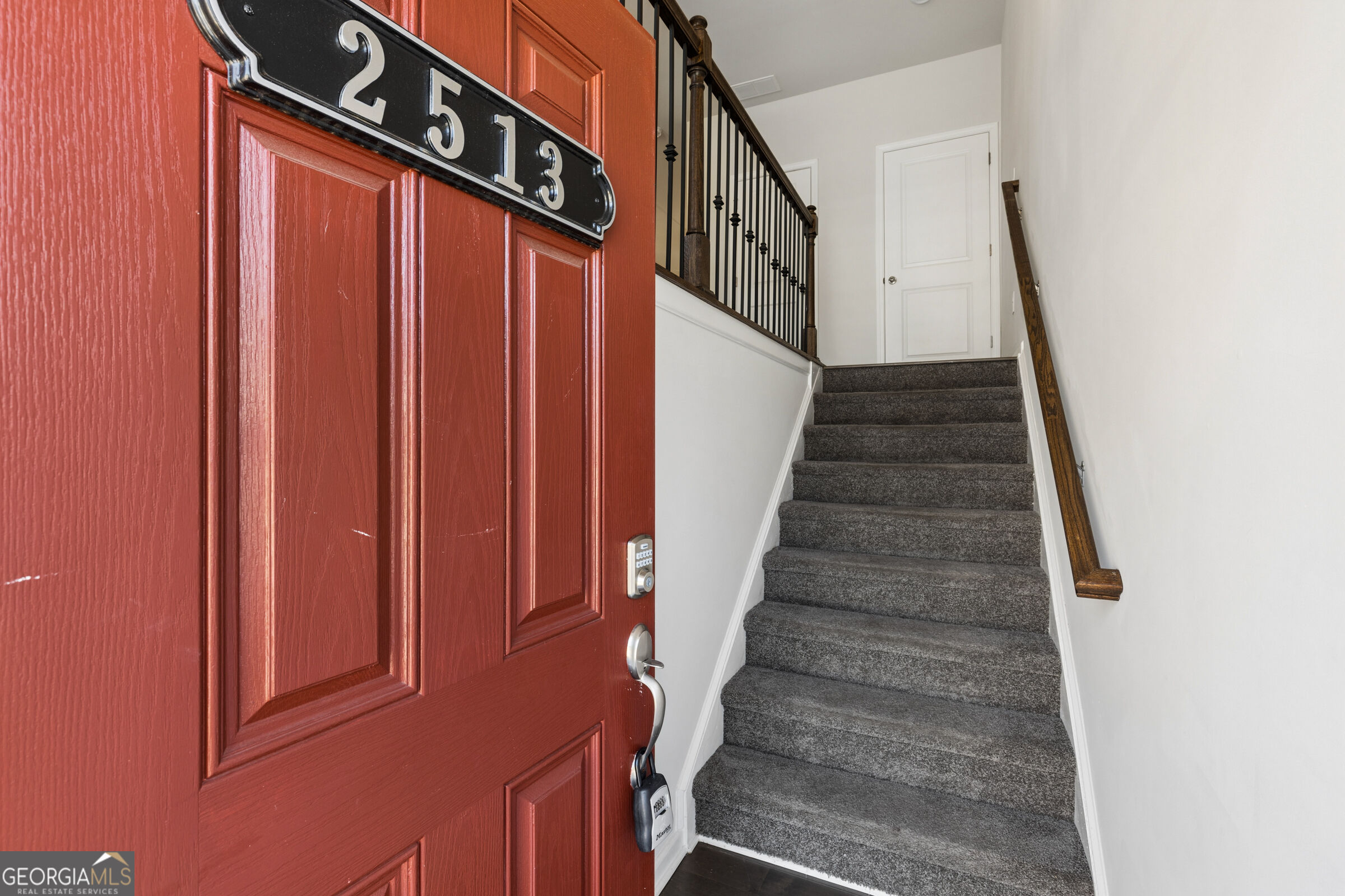 2513 Hedgeway Circle Property Photo 2