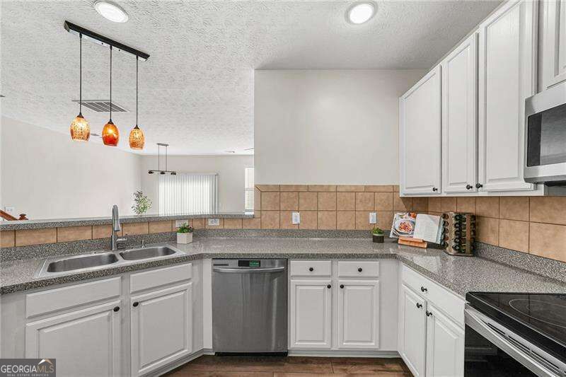 302 Oak Leaf Place Property Photo 3
