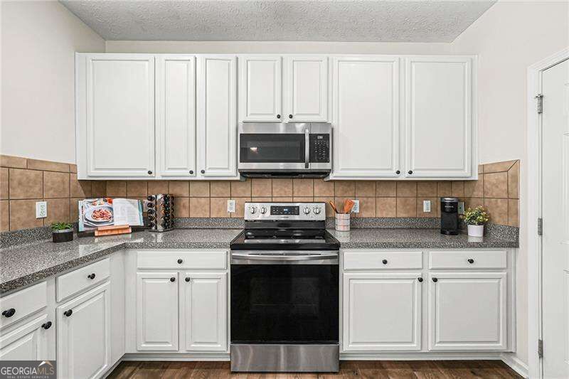 302 Oak Leaf Place Property Photo 5