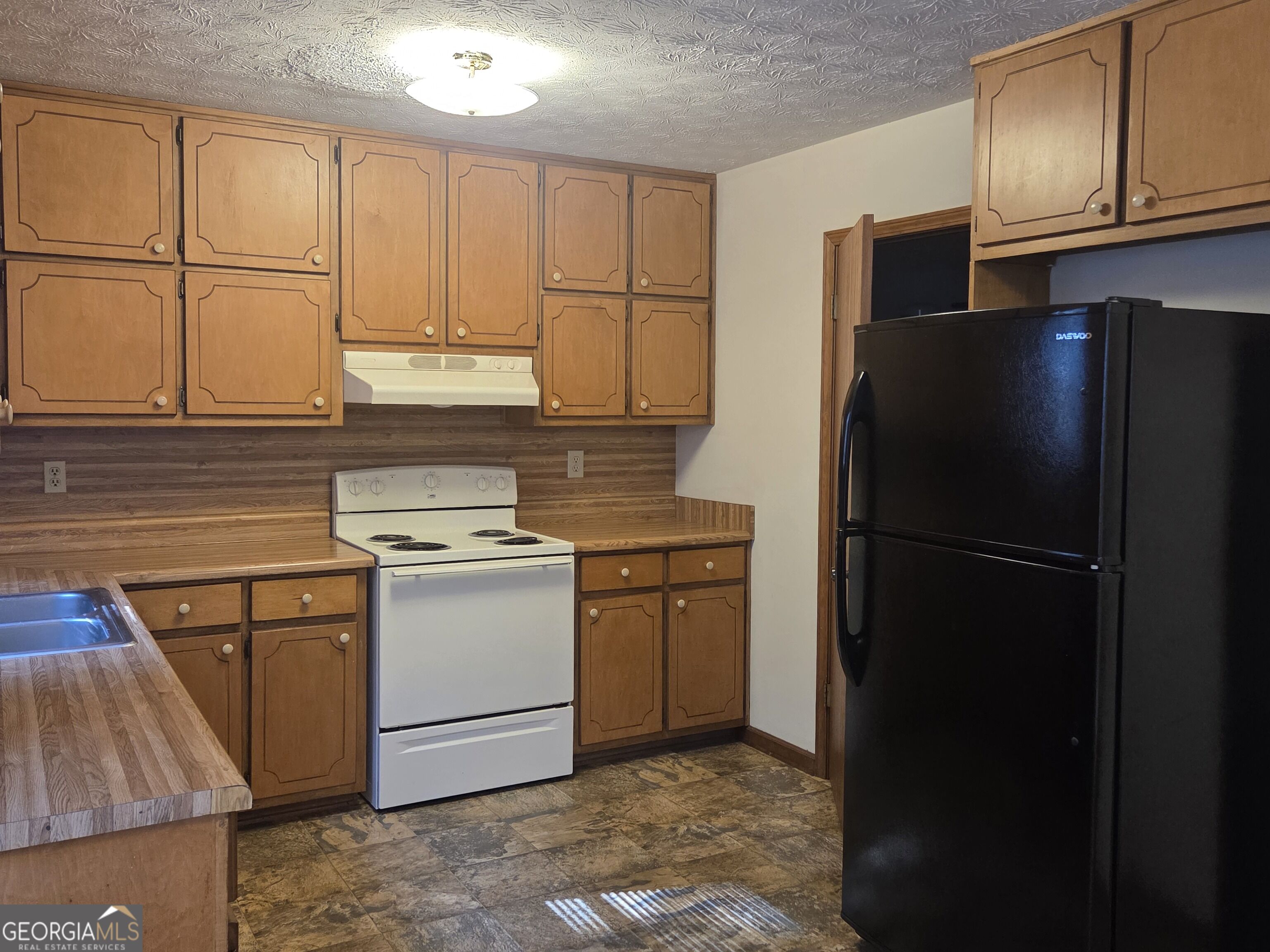 8492 Pineland Drive Property Photo 7