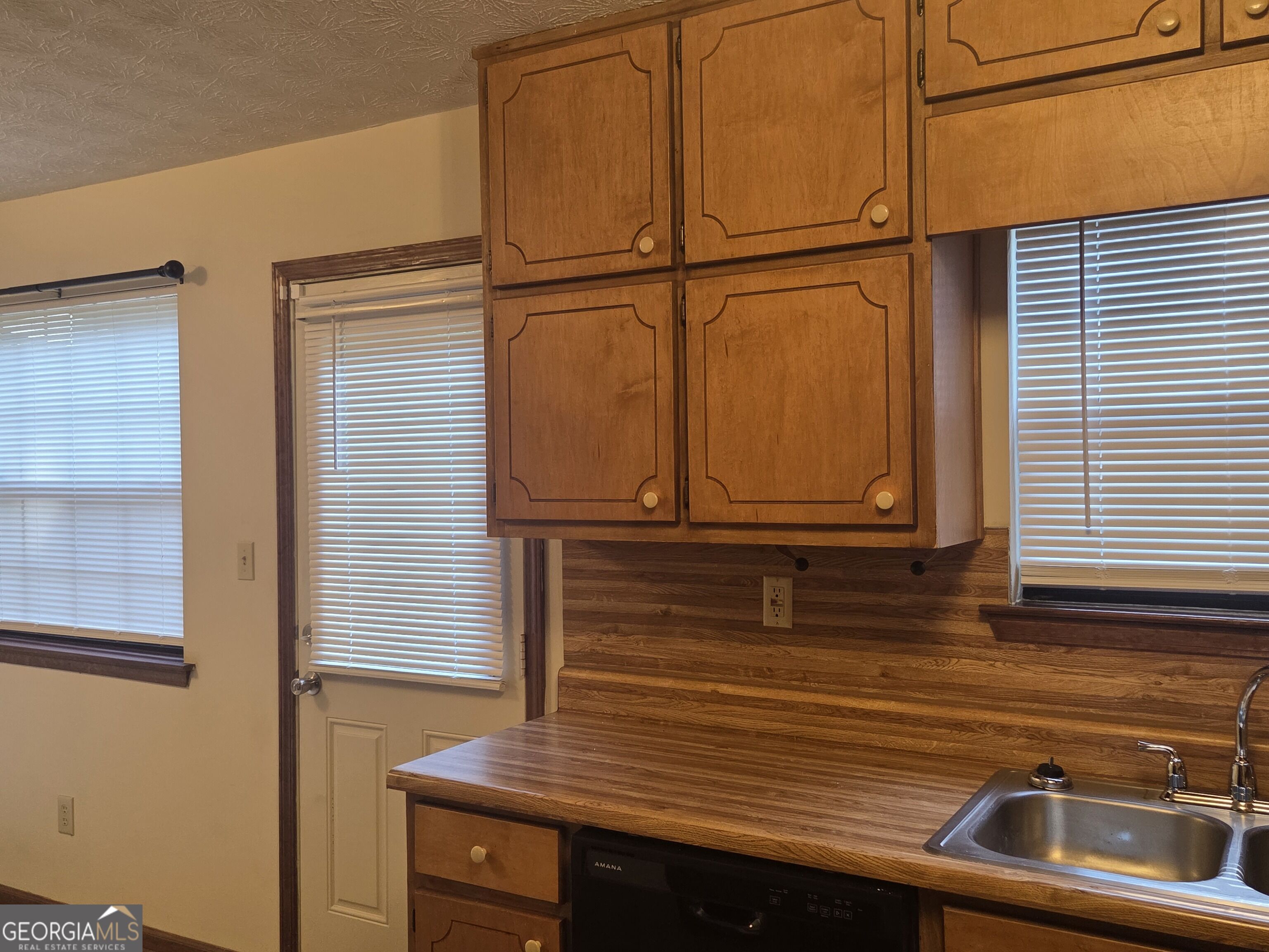8492 Pineland Drive Property Photo 8