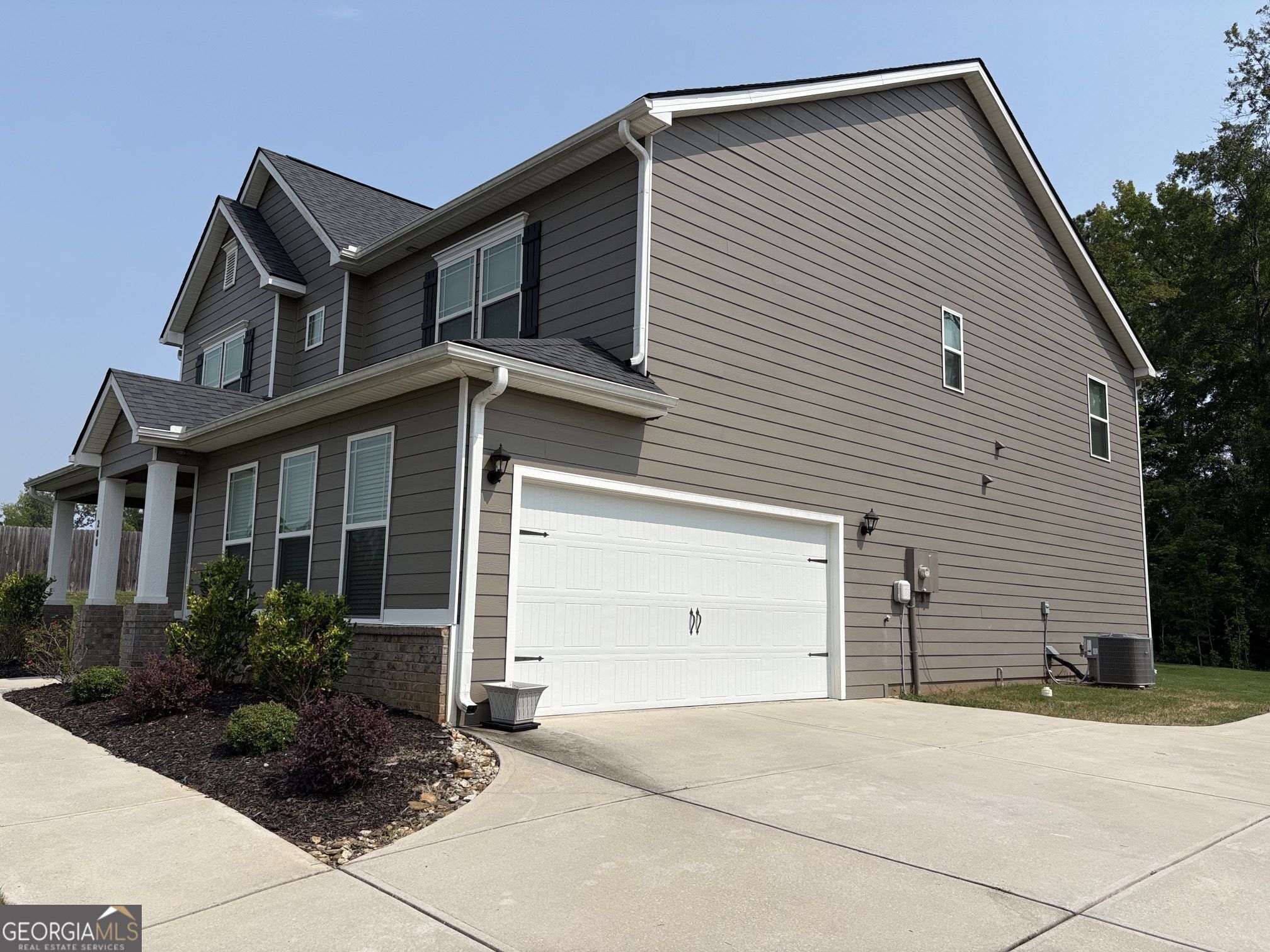 200 Darien Drive Property Photo 4