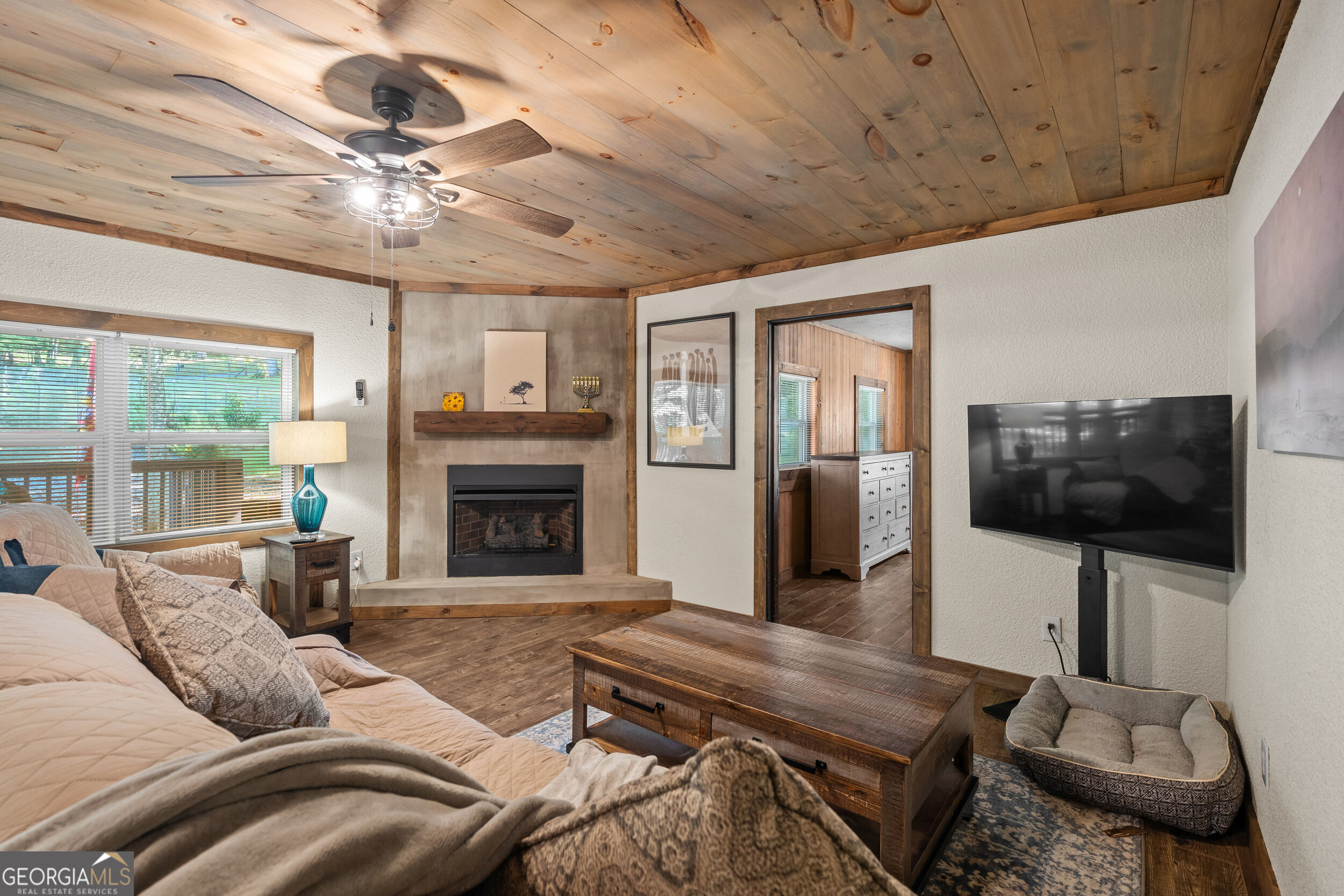 4326 White Oak Drive Property Photo 4