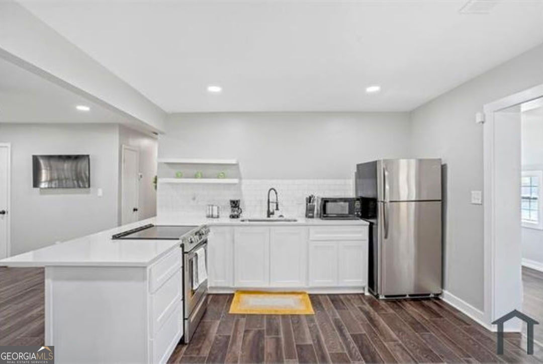 8170 Huntington Drive Property Photo 3