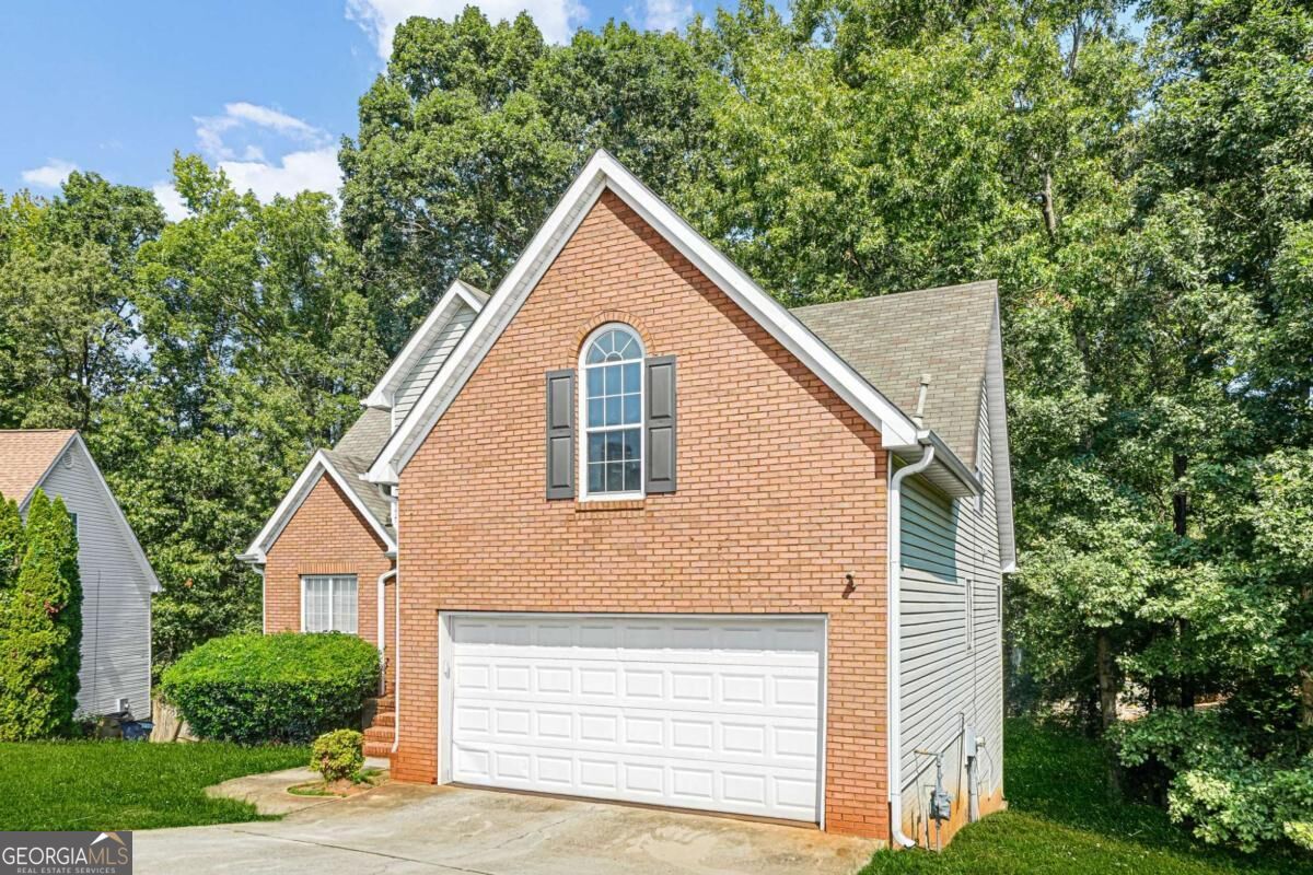 1347 Vine Circle Property Photo 3