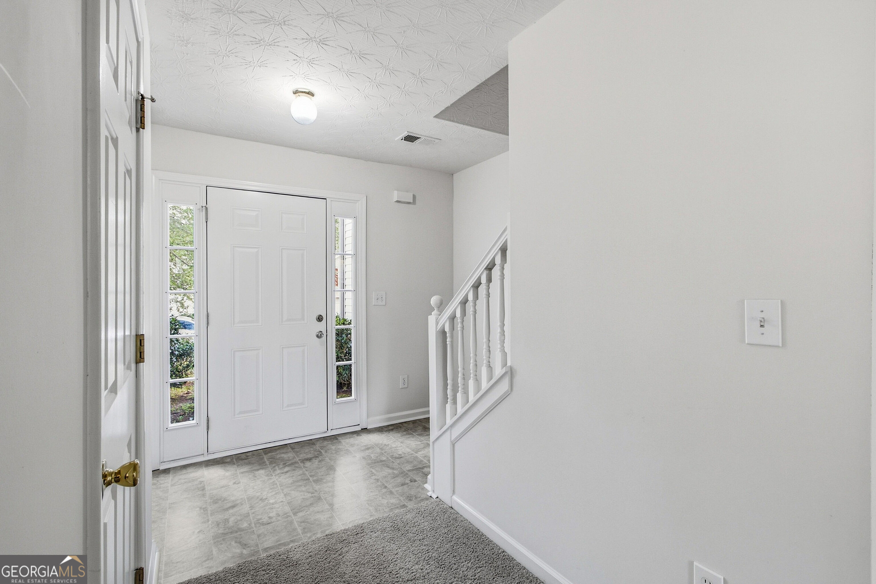 2571 N Hill Parkway Property Photo 4
