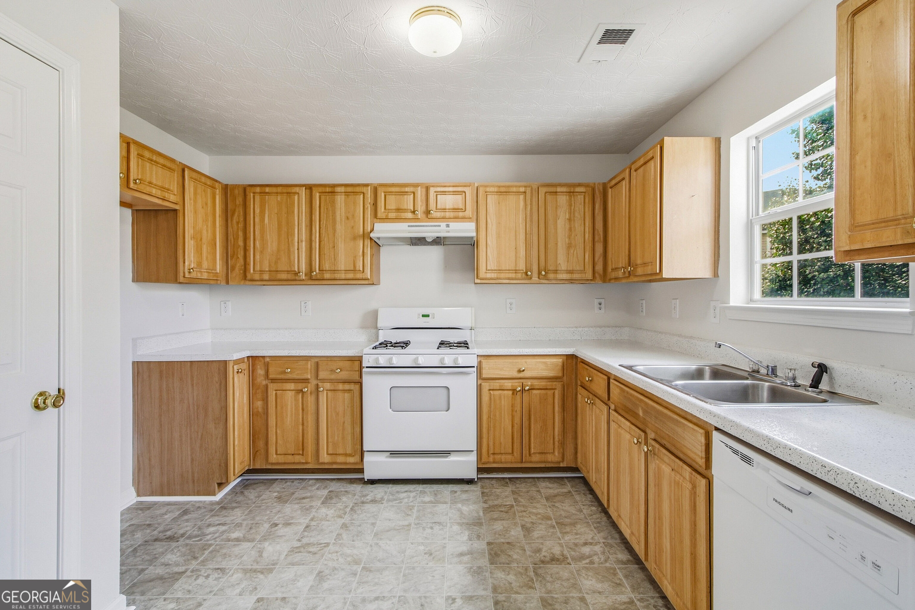 2571 N Hill Parkway Property Photo 8