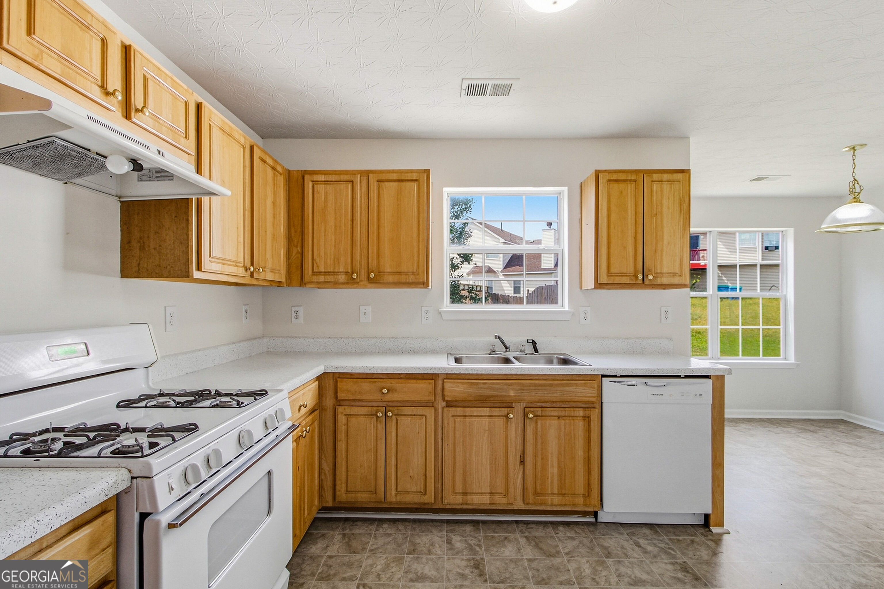 2571 N Hill Parkway Property Photo 9