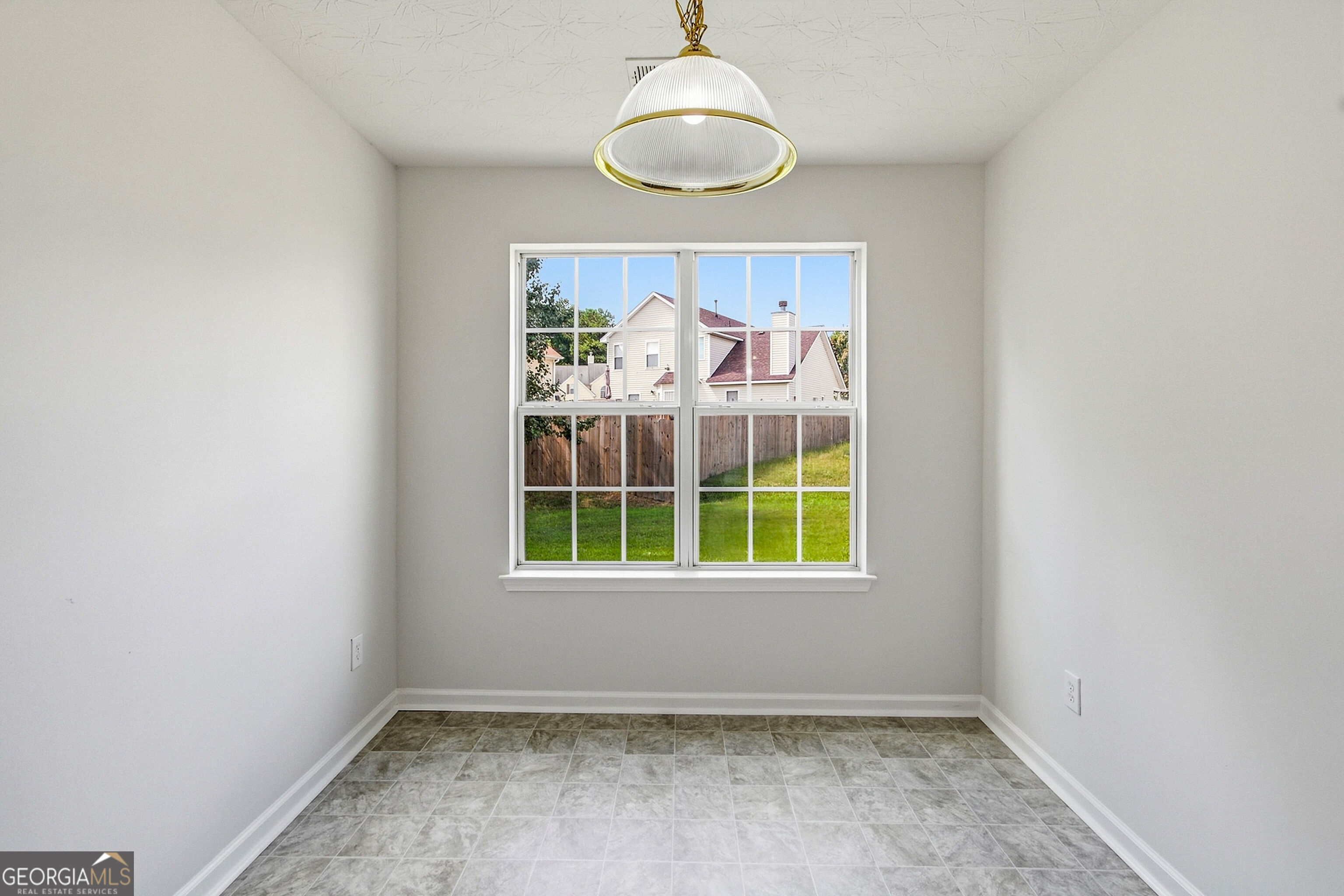 2571 N Hill Parkway Property Photo 10