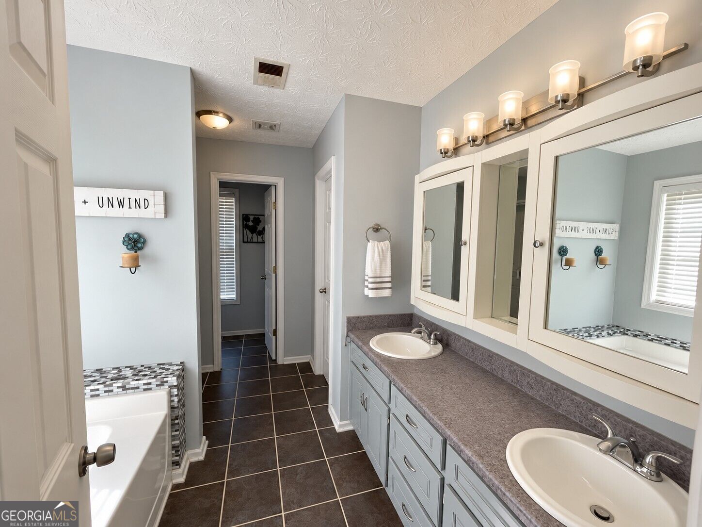 587 Saddle Ridge Drive Property Photo 7