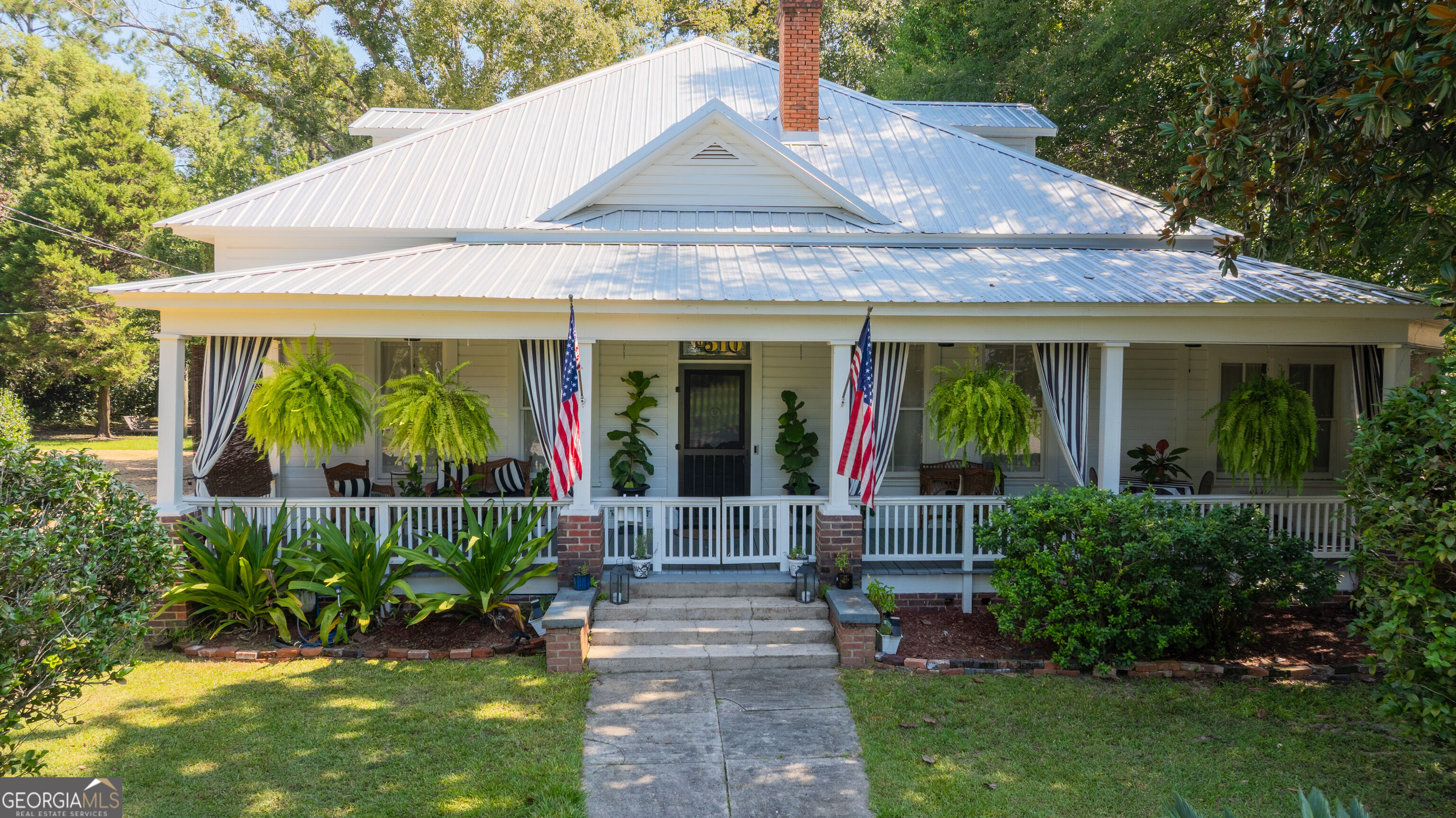 510 Young Street Property Photo 4