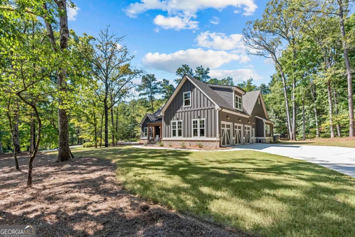 1011 Peachtree Court Property Photo 3
