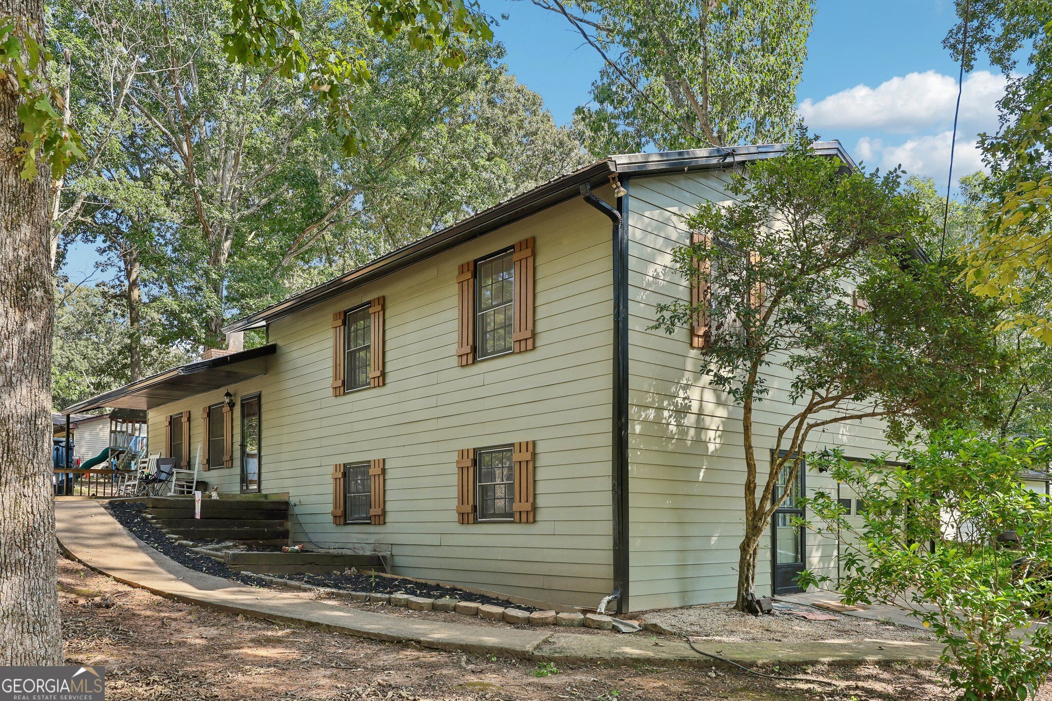 5752 Oak Grove Drive Property Photo 3