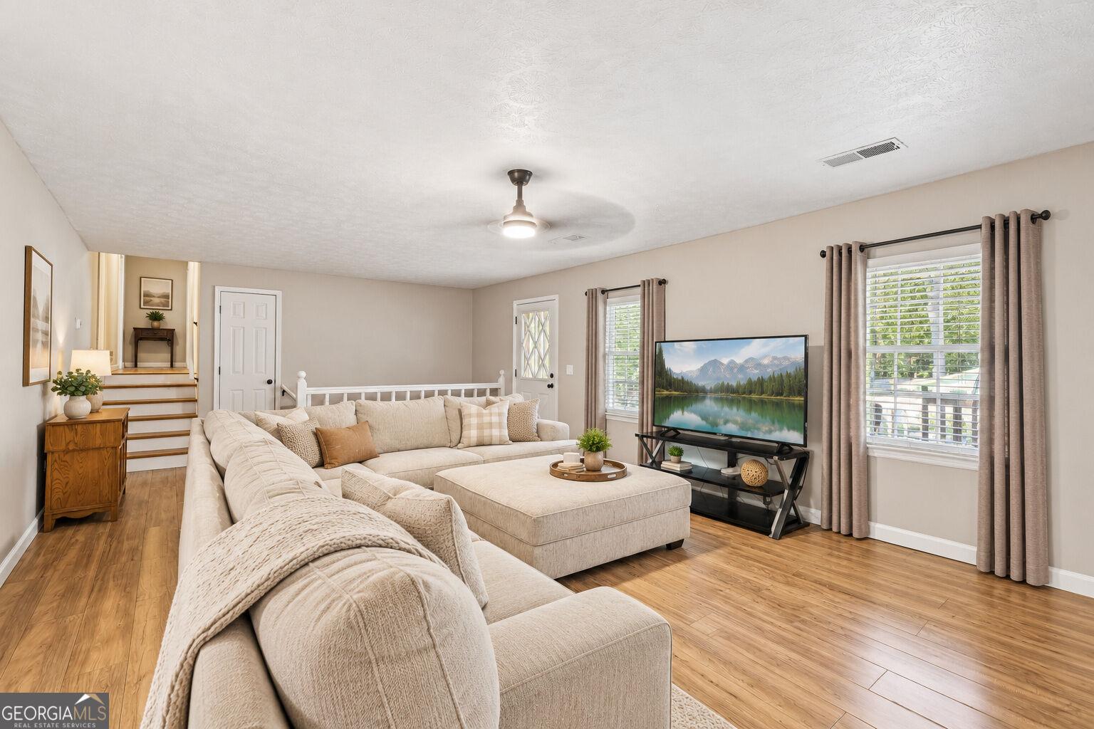 5752 Oak Grove Drive Property Photo 4