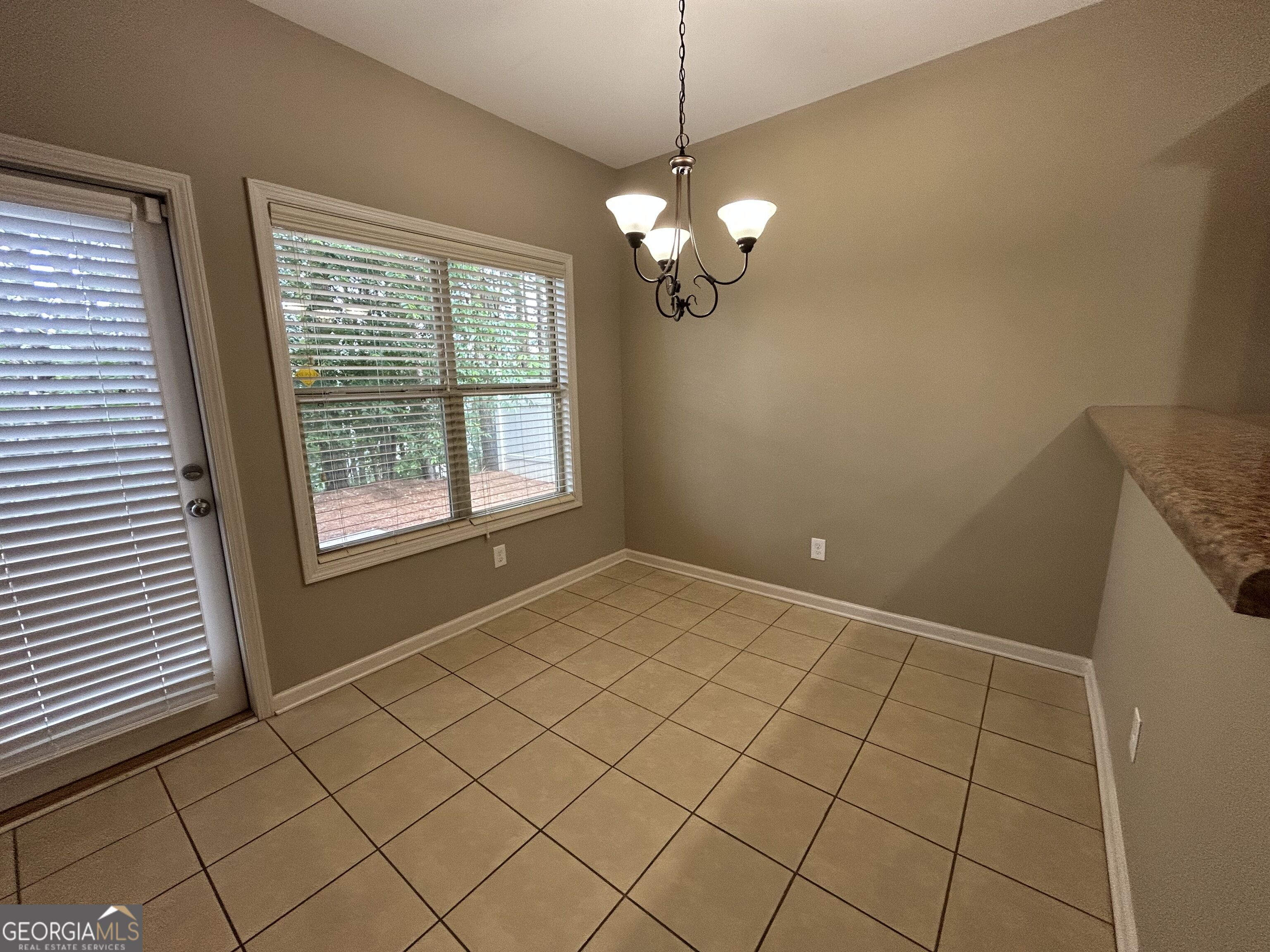 607 Summit Point Property Photo 4