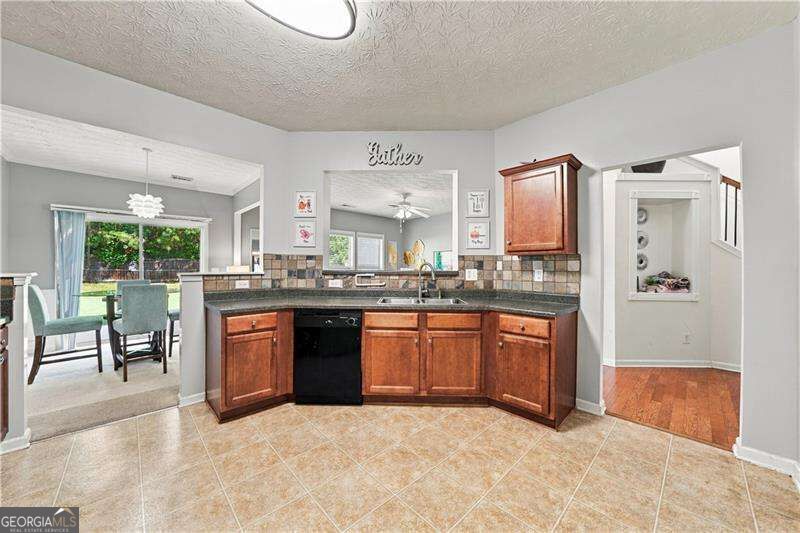 620 Oleander Way Property Photo 9