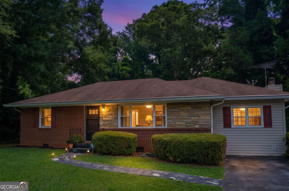 128 Peachtree Circle Se Property Photo 2