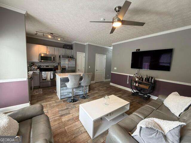 1011 Redbud Street Property Photo 2