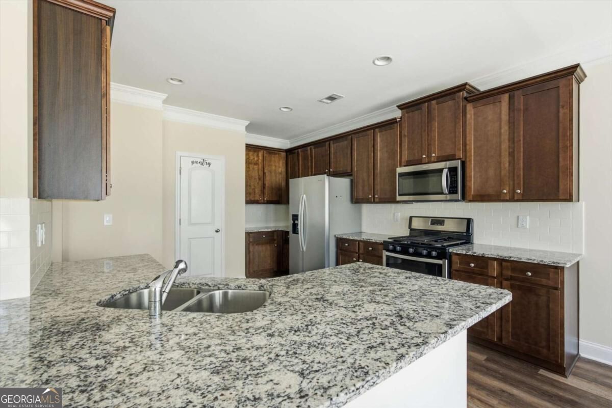 564 Sprayberry Drive Property Photo 11