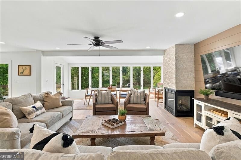 688 Harbor Cove Property Photo 4