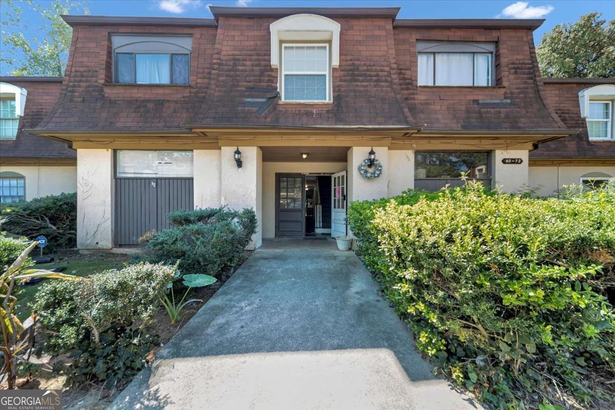 72 Place Fontaine Property Photo 1