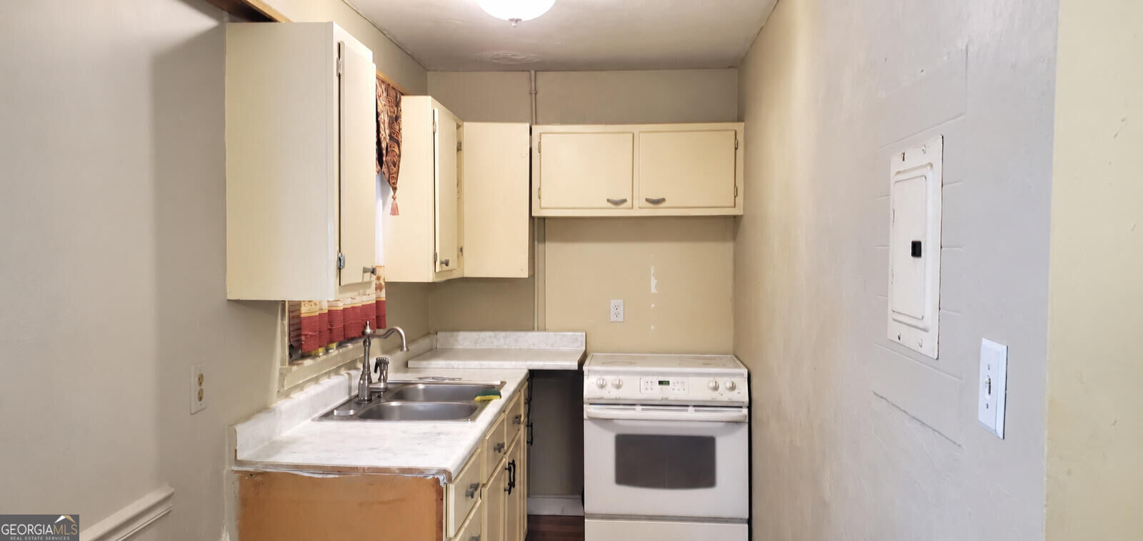 2739 Deeb Drive Property Photo 5