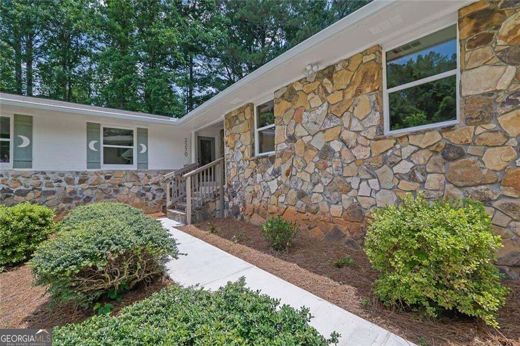 2270 Addison Road Ne Property Photo 4