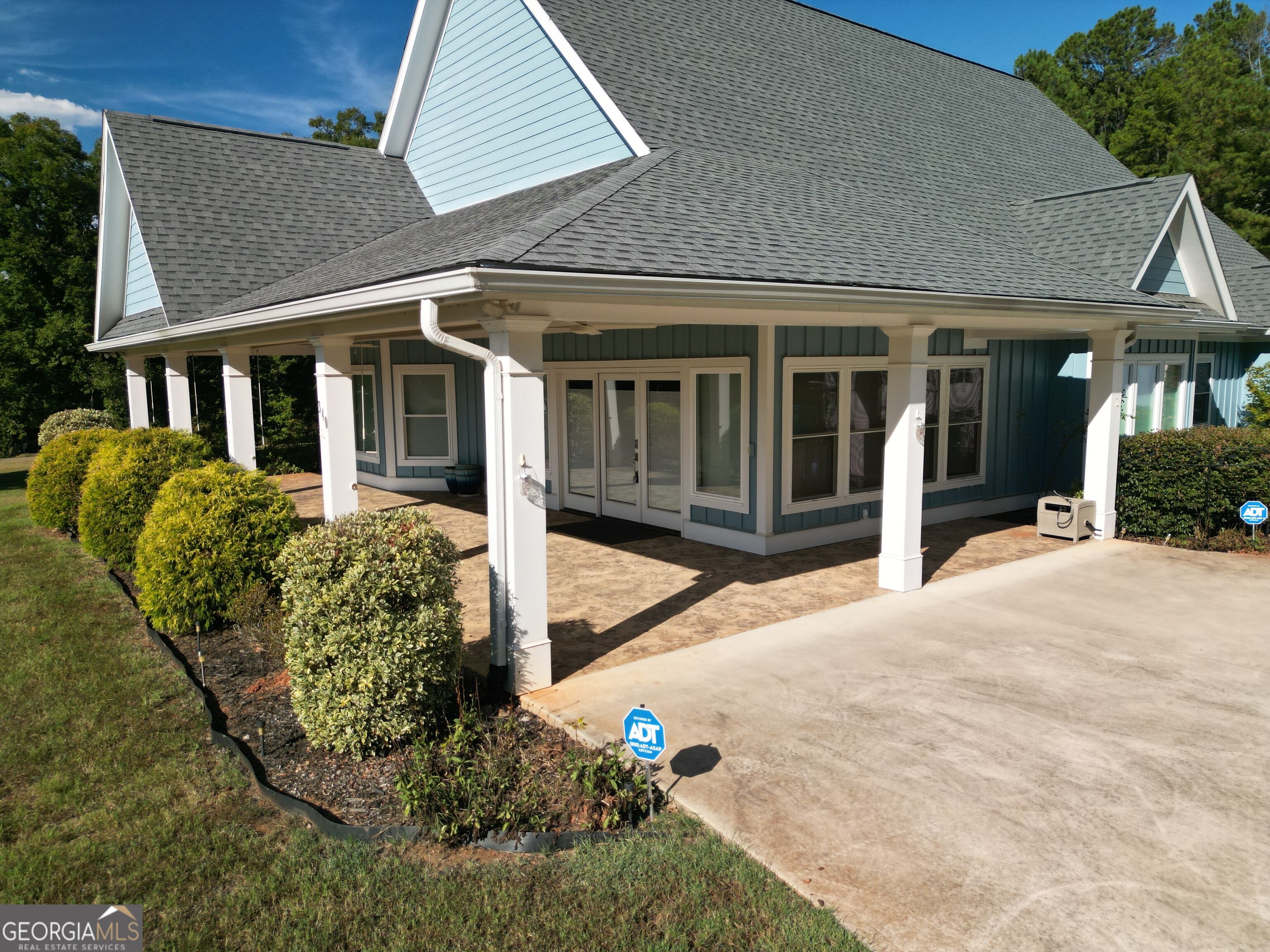340 Thomas Drive Property Photo 3