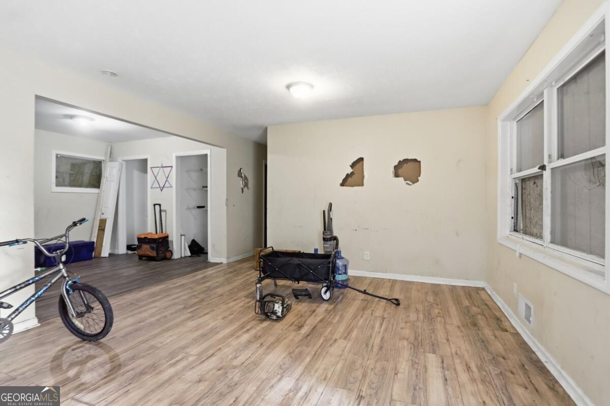 4366 Glenwood Parkway Property Photo 5