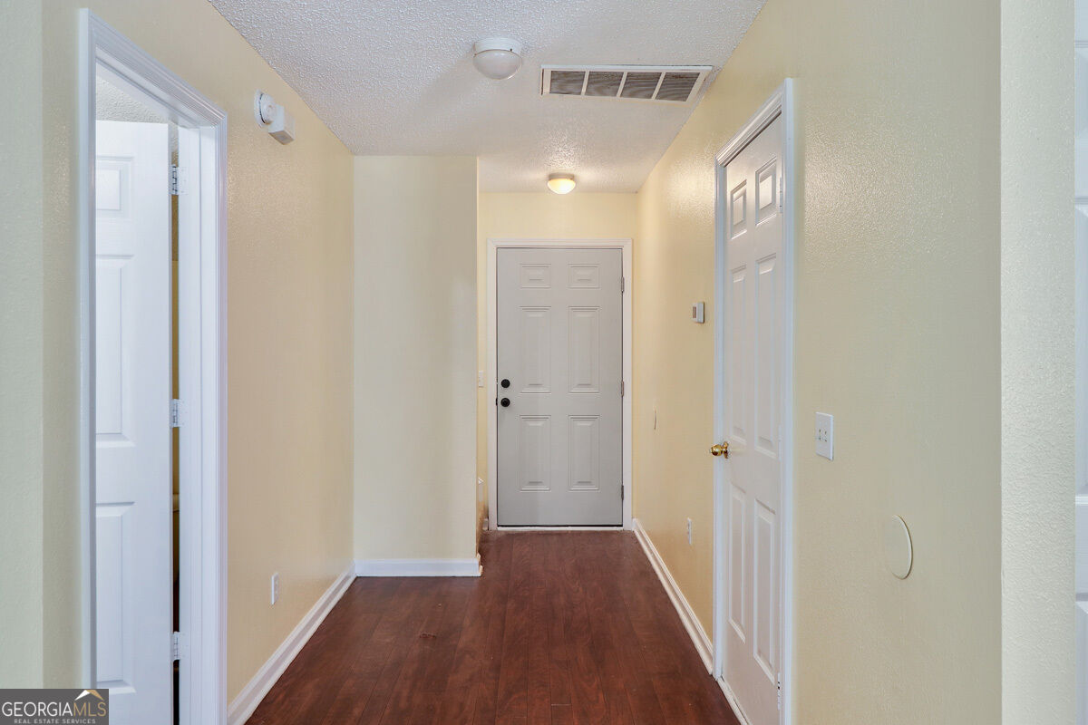1118 Towne Park Drive Property Photo 3
