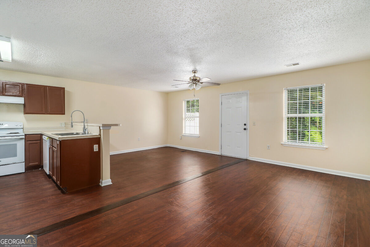 1118 Towne Park Drive Property Photo 5