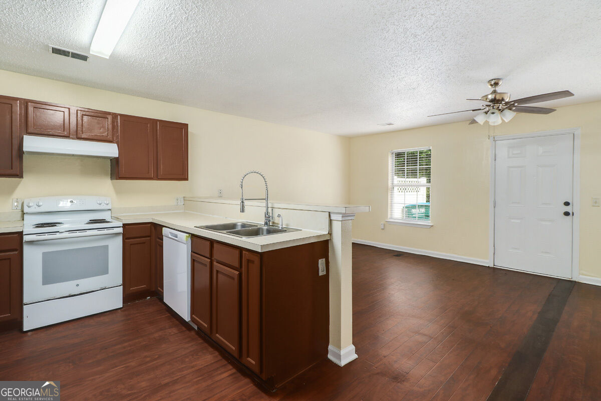 1118 Towne Park Drive Property Photo 11