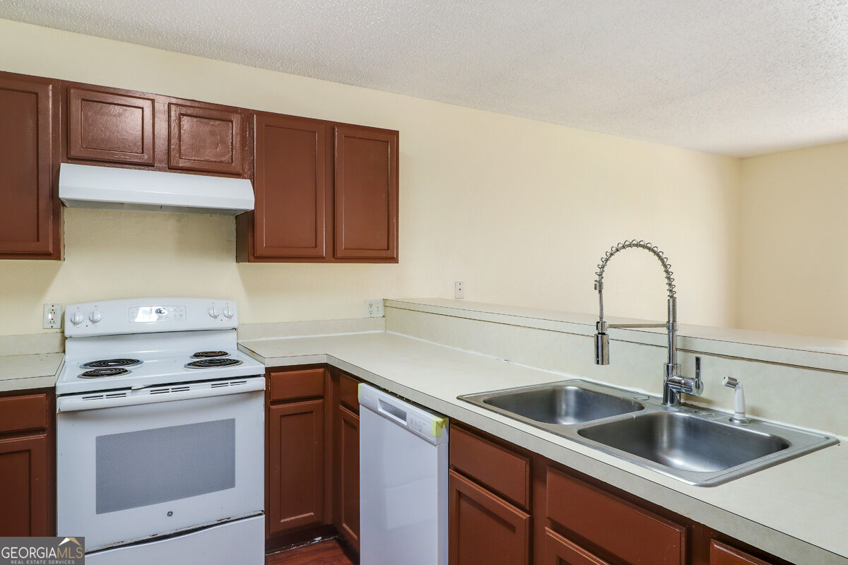1118 Towne Park Drive Property Photo 12