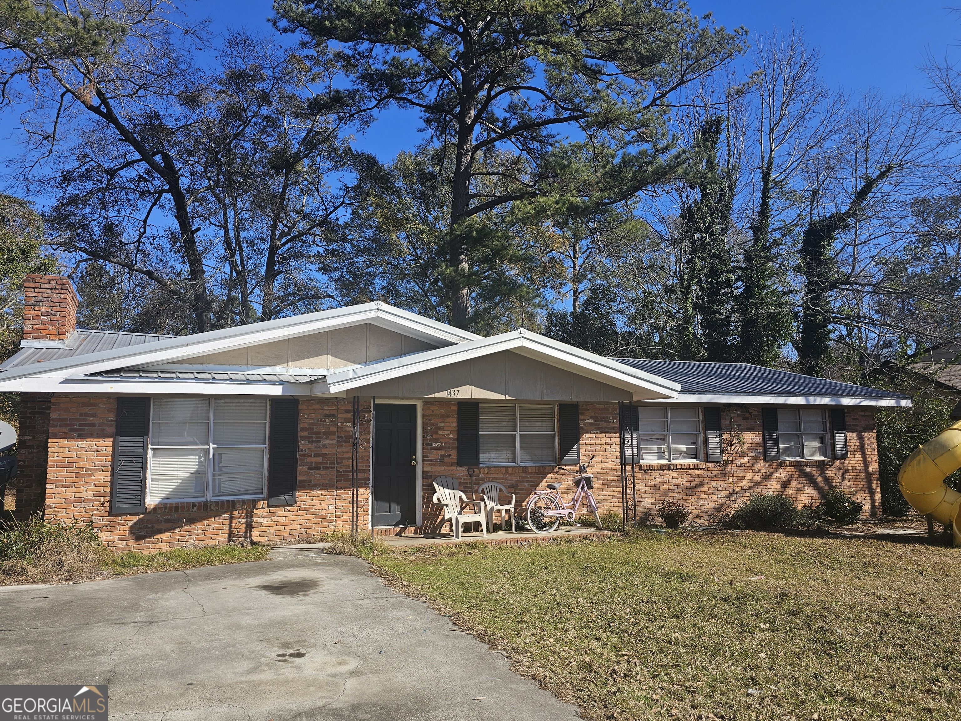 1437 Peach Street Property Photo 6