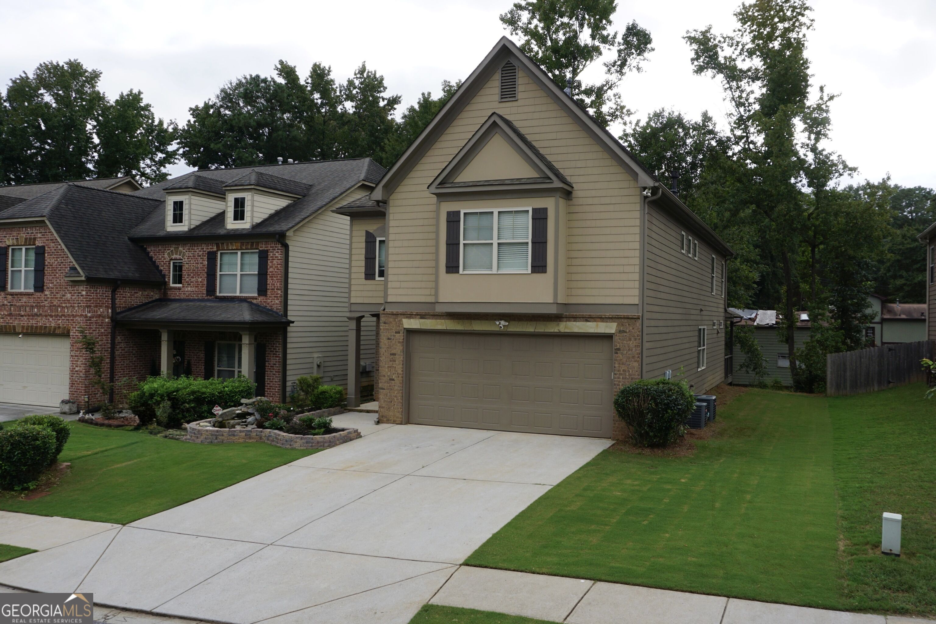 2618 Lake Manor Circle Property Photo 3