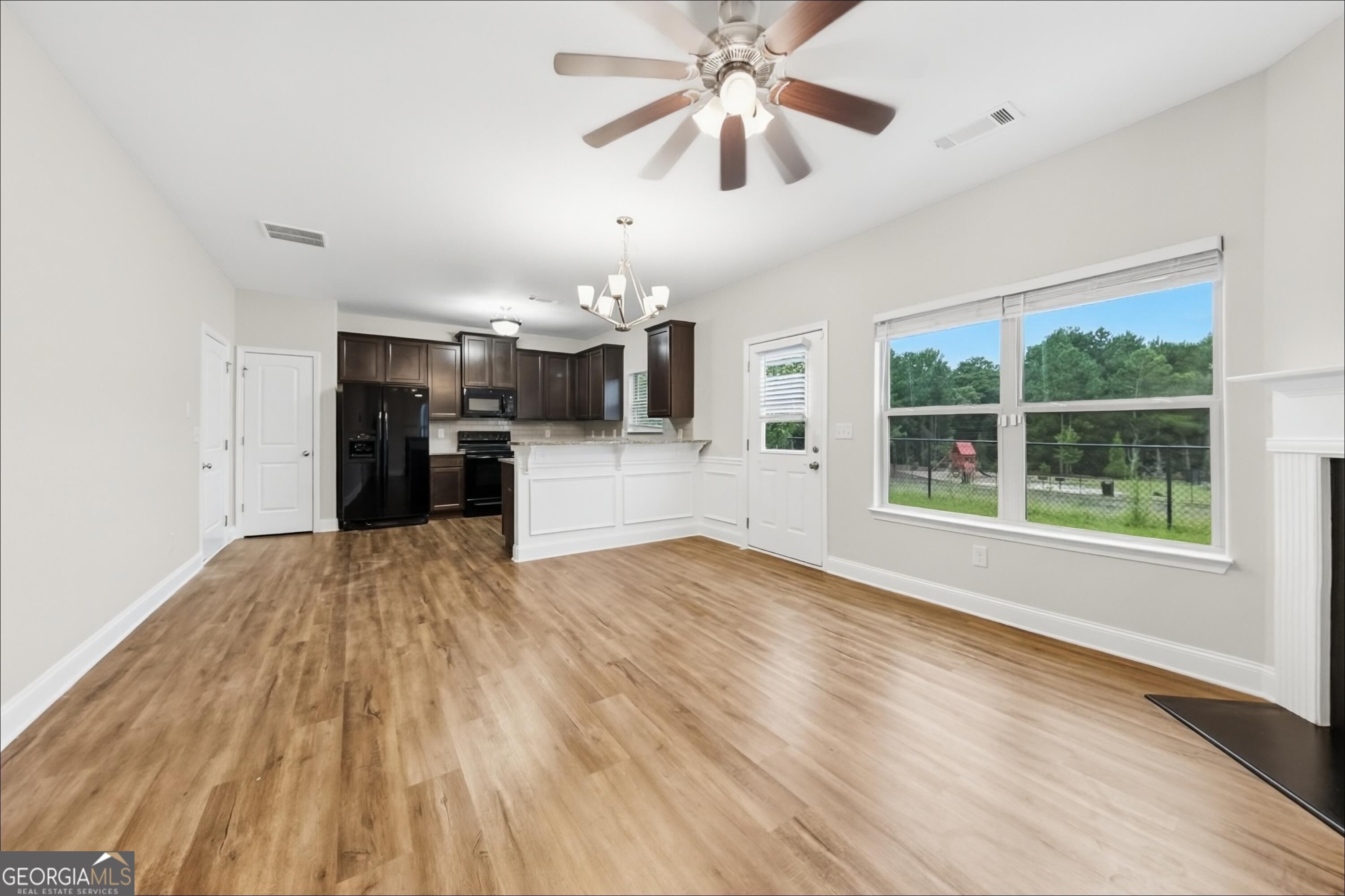 256 Leland Lane Property Photo 3