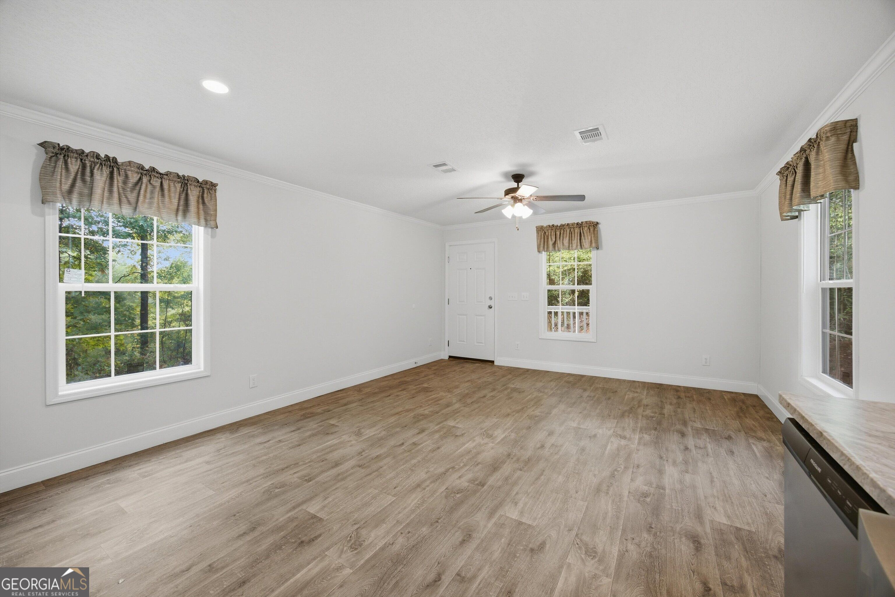 516 Lee Joan Drive Property Photo 4