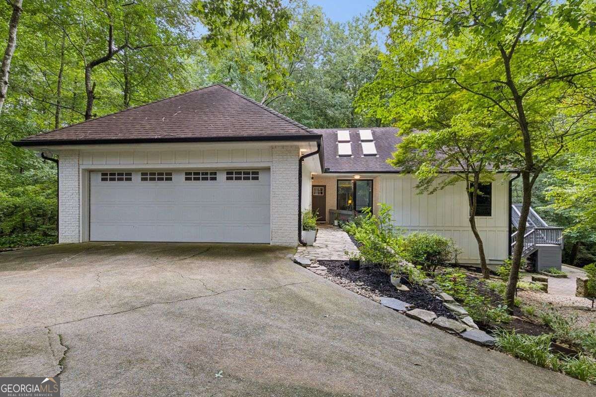 2330 Castle Lane Ne Property Photo 1