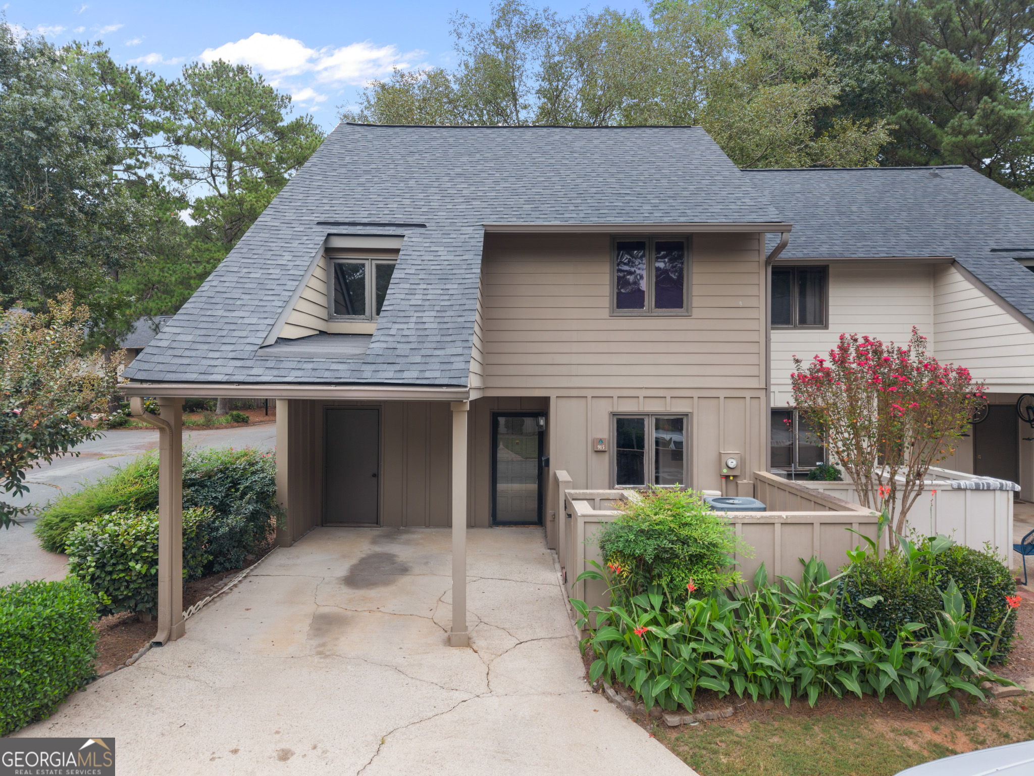 915 Cedar Creek S Property Photo 1