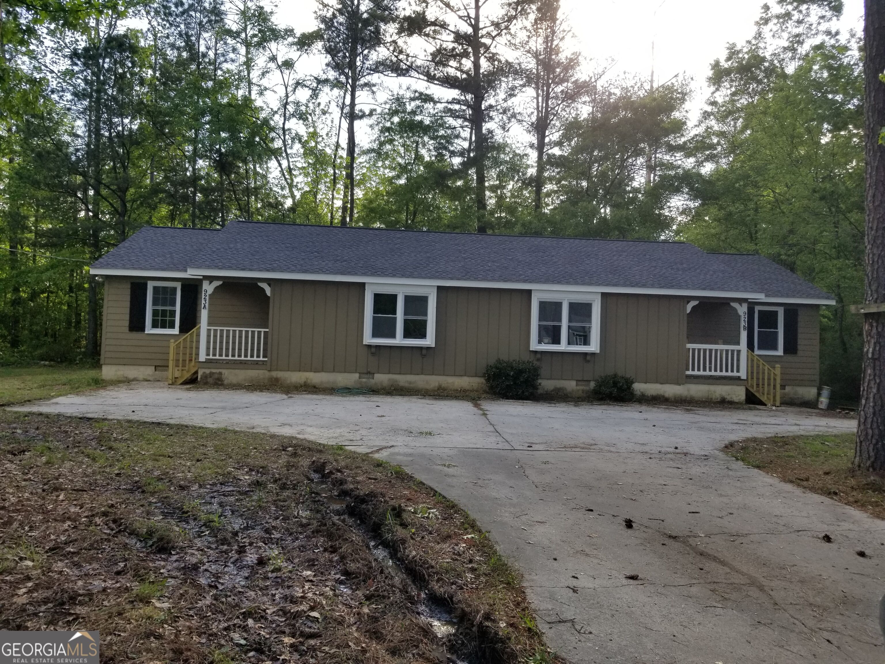 923 Old Summerville Road Property Photo 1