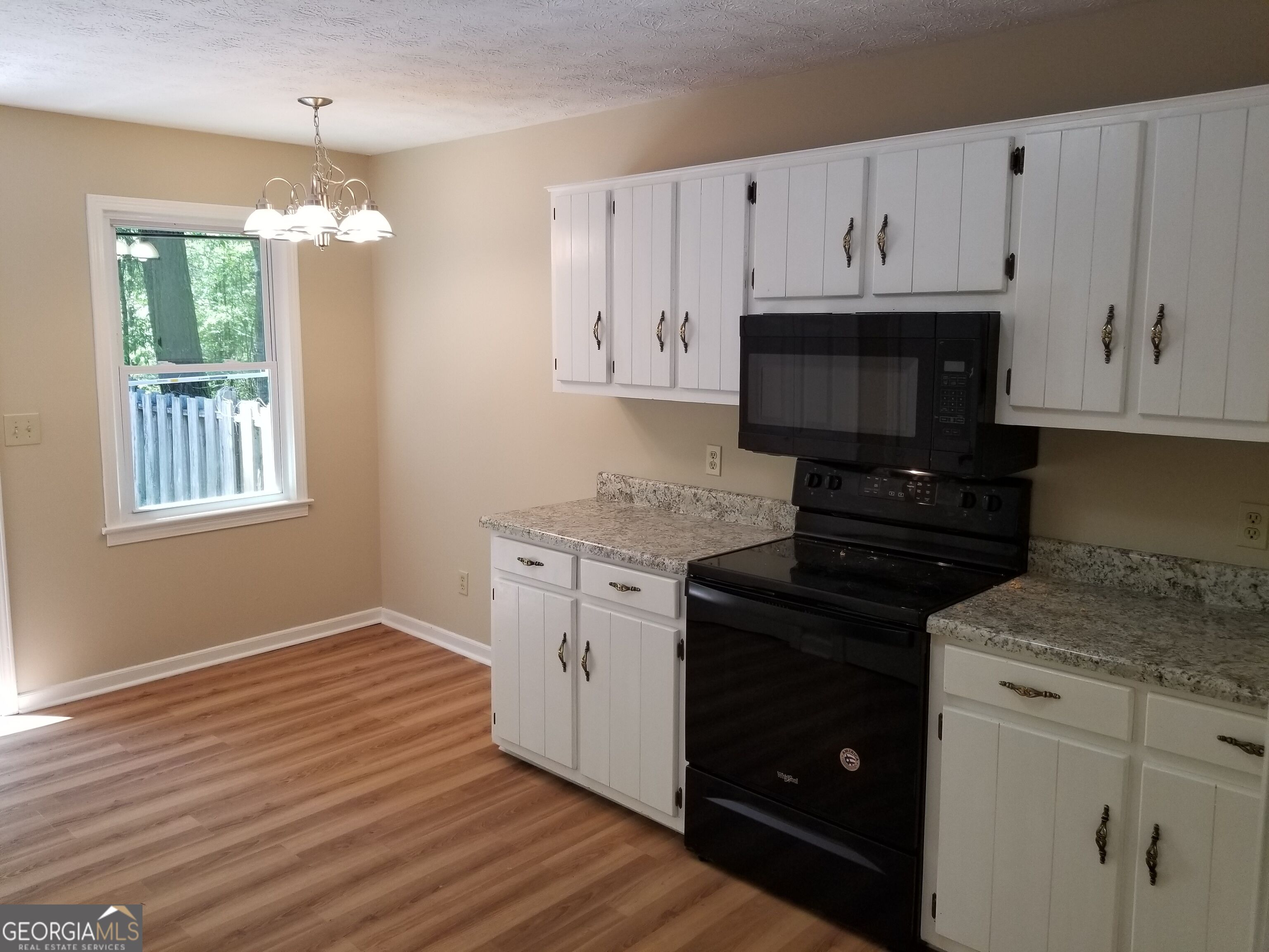 923 Old Summerville Road Property Photo 3