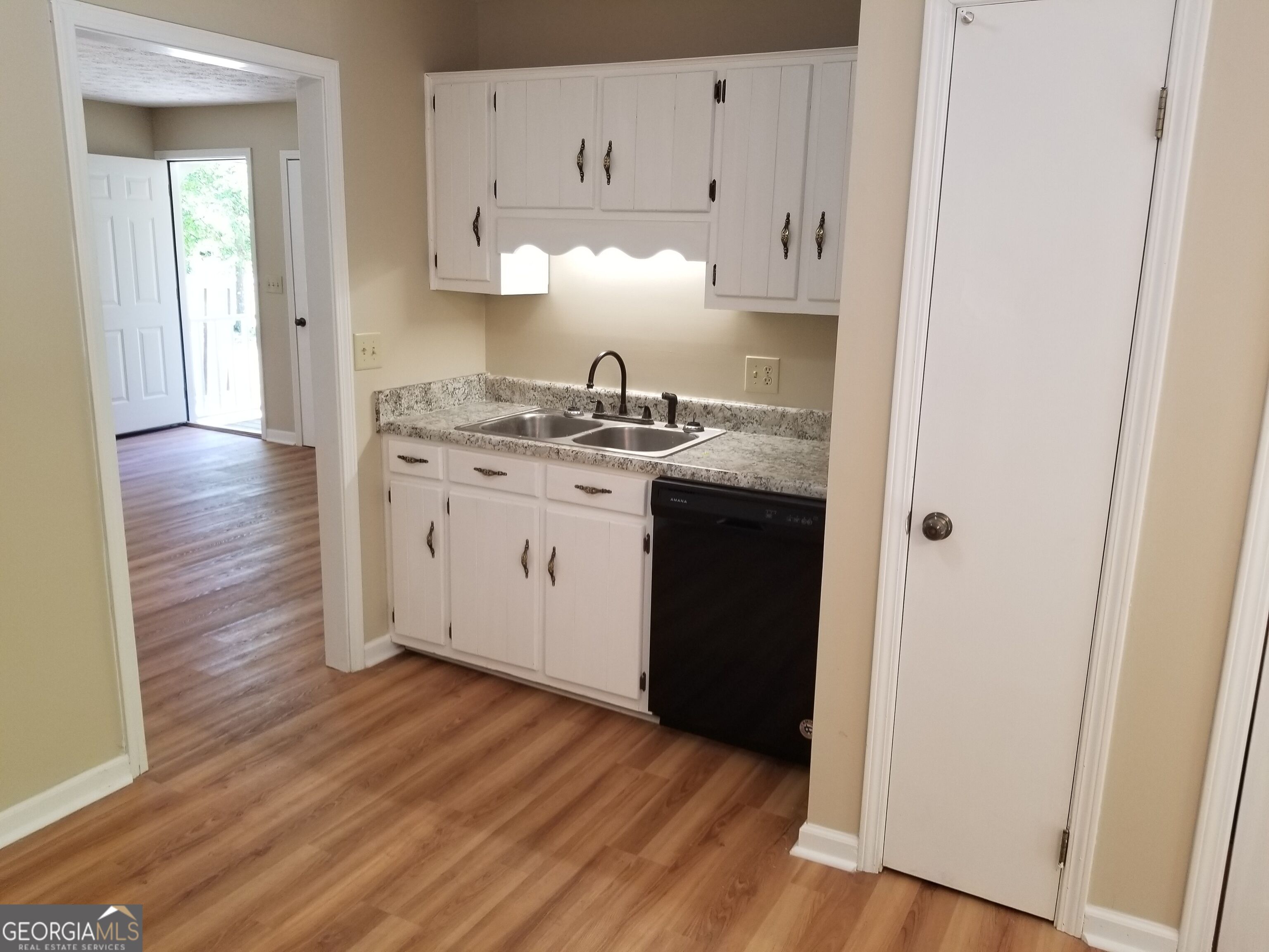 923 Old Summerville Road Property Photo 4