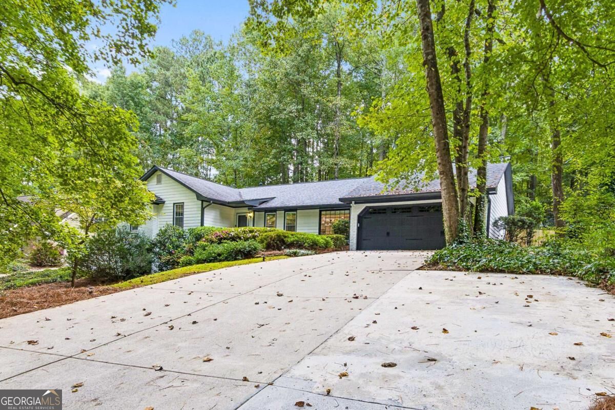 2658 Chimney Springs Drive Property Photo 3