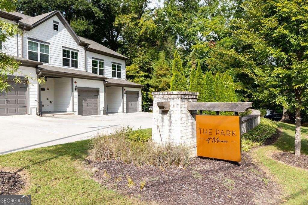 2857 Regal Park Nw Property Photo 3