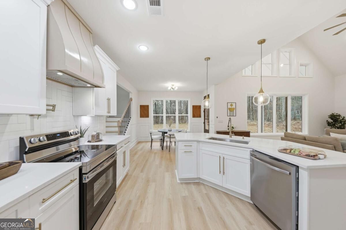 370 Harbour Shores Drive Property Photo 1