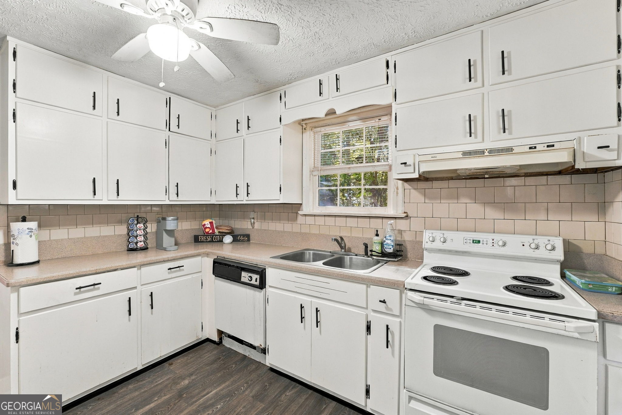 1580 Laird Road Property Photo 7